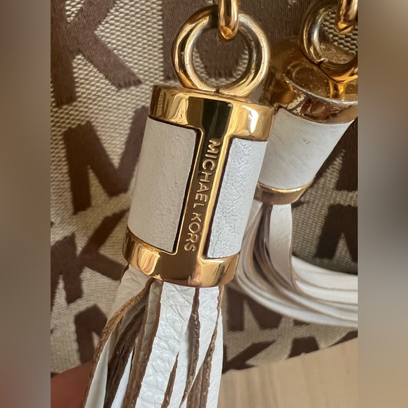 MK Michael Kors Jet Set Large Gather signature tote-Tassel Purse - Picture 3 of 9